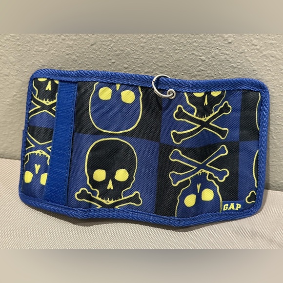 Gap trifold wallet all over graphics contrast lining skull and cross bone design - Picture 8 of 15
